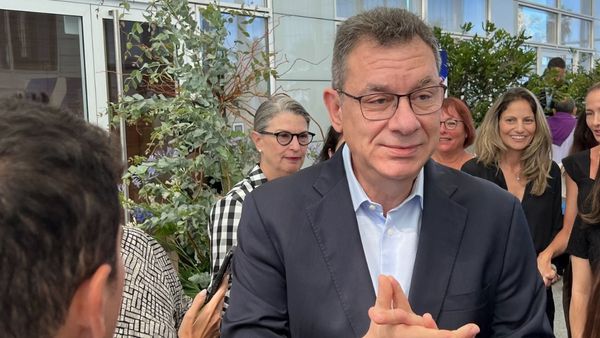 क्यों भागे फाइजर से सीईओ?