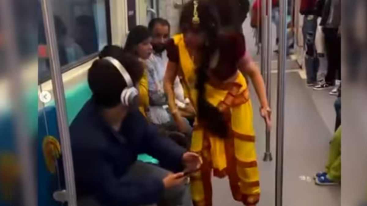 मंजूलिका के किरदार में मेट्रो में दिखी महिला
