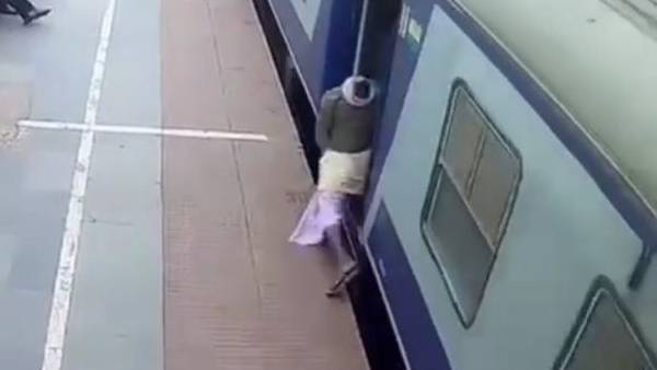 ट्रेन से उतरने के दौरान गिरा एक शख्स