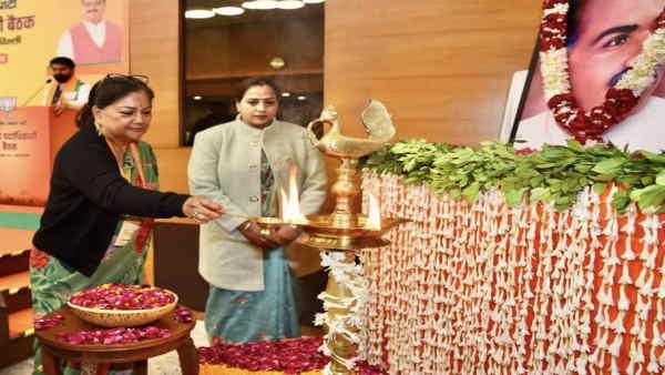 पीएम मोदी ने दी अतिआत्मविश्वास में नहीं रहने की सलाह