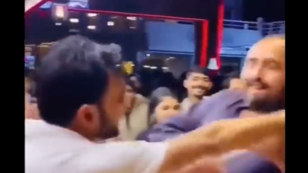 विक्रेता की हरकतों के सामने अपना धैर्य खो देता है 