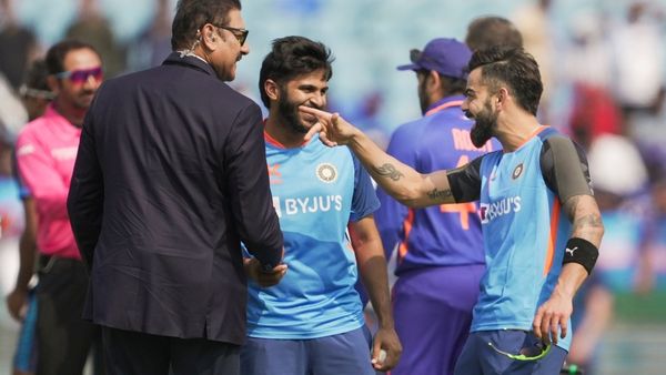 अब नम्बर 8 के बल्लेबाज बना रहे शतक