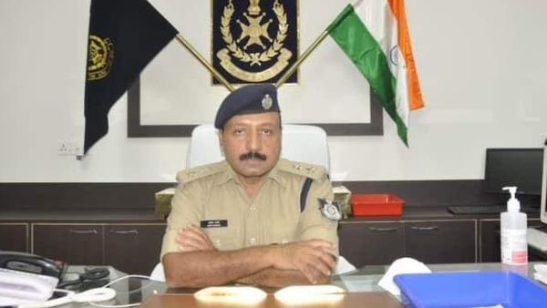 बॉडी पर गला घोंटने और चाकू के घाव 