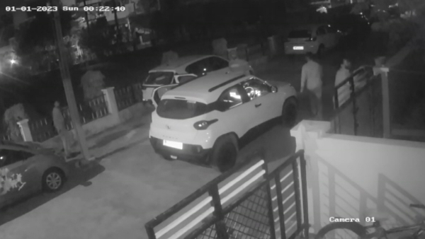 बदमाश कई देर तक रिटायर्ड रेल कर्मी के घर के बाहर करते रहे तोड़फोड़