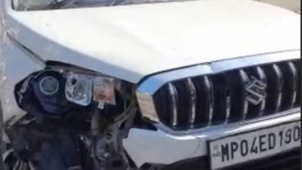 रोटरी से टकराते हुए पलट गई कार रोटरी से टकराते हुए पलट गई कार