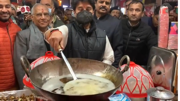 पॉपकॉर्न खाने के बाद बोले मजा आ गया