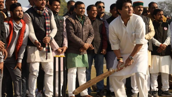 सिंधिया ने क्रिकेट में आजमाए हाथ