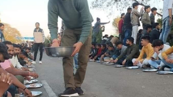 भूख हड़ताल पर बैठे करणी सेना 