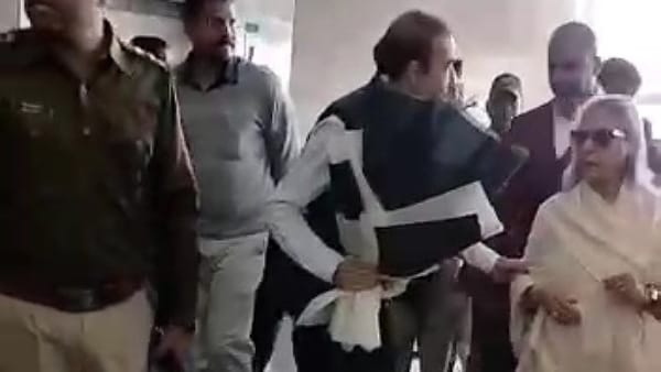 नौकरी से निकाल देना चाहिए