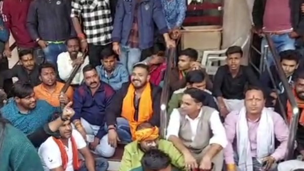 फिल्म के पोस्टर भी फाड़े