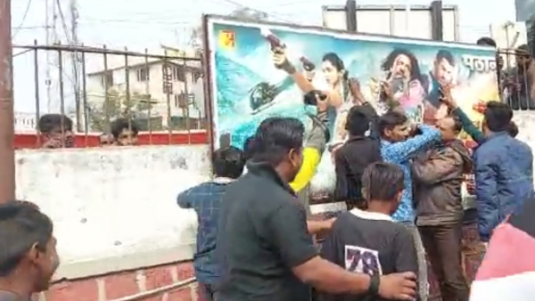 फिल्म के पोस्टर भी फाड़े