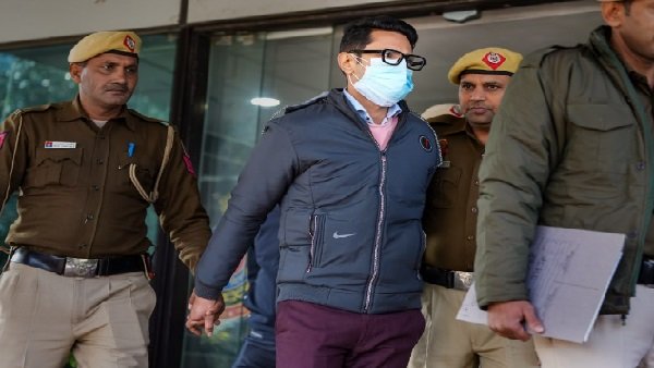 वह मुझसे एक ही सवाल कई बार-बार पूछ रहे थे