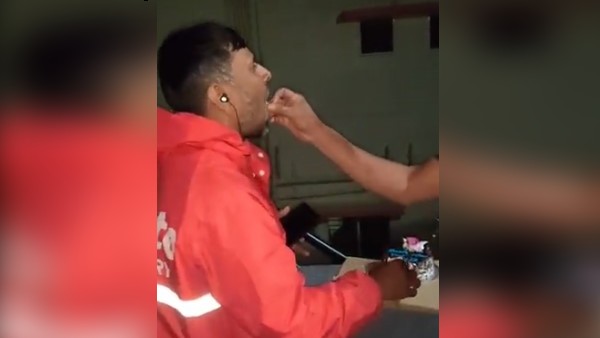 खास वक्त पर ऑर्डर लेकर पहुंचा डिलीवरी एजेंट खास वक्त पर ऑर्डर लेकर पहुंचा डिलीवरी एजेंट