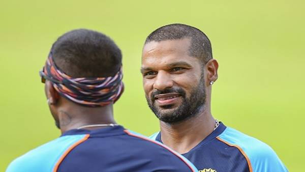 सोशल मीडिया पर काफी एक्टिव रहते हैं धवन 