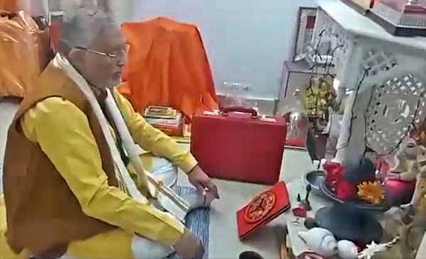 24 करोड़ की आबादी के वित्त मंत्री की पूजा 24 करोड़ की आबादी के वित्त मंत्री की पूजा