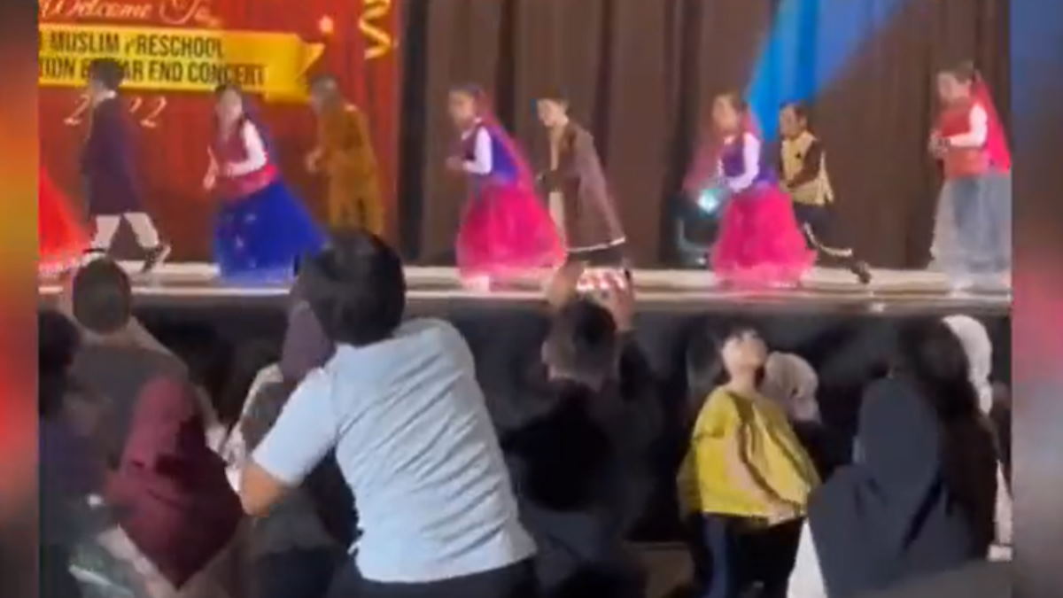 बेटी भूल गई डांस तो पिता....