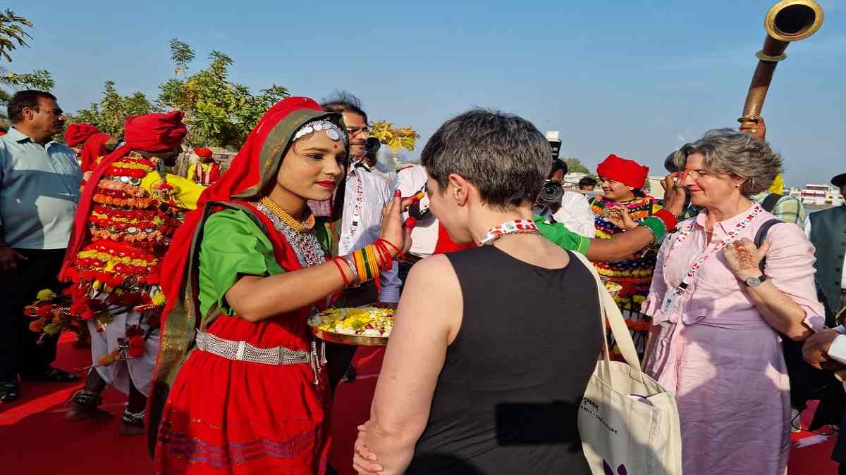 MP: खजुराहो के मंदिरों की खूबसूरती पर मोहित हुए विदेशी