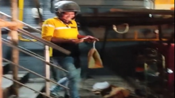 ऑर्डर देने के बाद डिलीवरी एजेंट मुस्कुरा रहा था