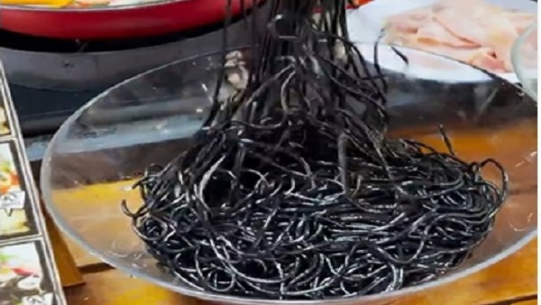 थाईलैंड का अनोखा स्ट्रीट फूड थाईलैंड का अनोखा स्ट्रीट फूड