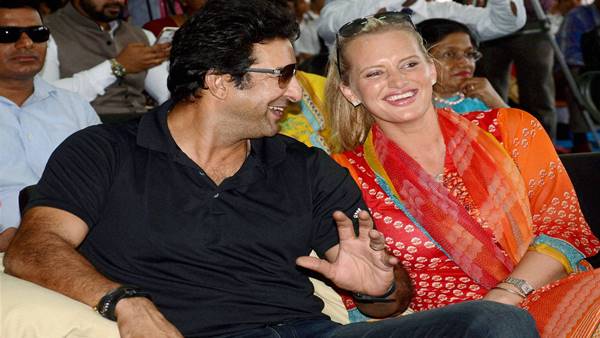 पत्नी को इलाज के लिए ले जा रहे थे सिंगापुर