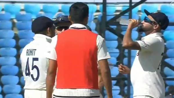 सिराज के हाथ से लिया पानी का बोतल