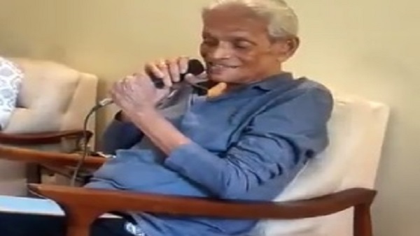 85 वर्षीय व्यक्ति बॉलीवुड का पुराना गाना गा रहा