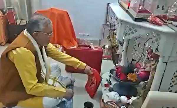 वित्त मंत्री से बोले अखिलेश, पूजा-पाठ को दिखावा न बनाएं वित्त मंत्री से बोले अखिलेश, पूजा-पाठ को दिखावा न बनाएं