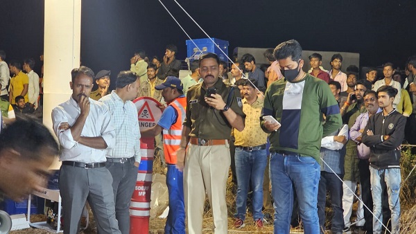 छतरपुर में बोरवेल में गिरी बच्ची को 4 घंटे में सुरक्षित निकाला 