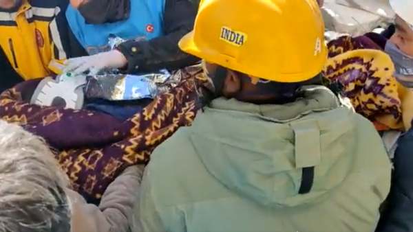 भारत की बेटी ने पीड़ित महिला को सहारा दिया