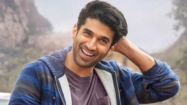 आदित्य रॉय कपूर ने फैन का पकड़ा हाथ आदित्य रॉय कपूर ने फैन का पकड़ा हाथ