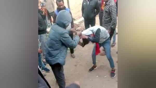 उसे जहर देकर मार डाला - पिता उसे जहर देकर मार डाला - पिता