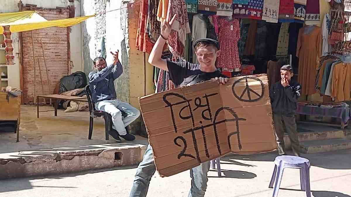 खजुराहो की सड़कों पर नाचता नजर आया अमेरिकन युवक खजुराहो की सड़कों पर नाचता नजर आया अमेरिकन युवक