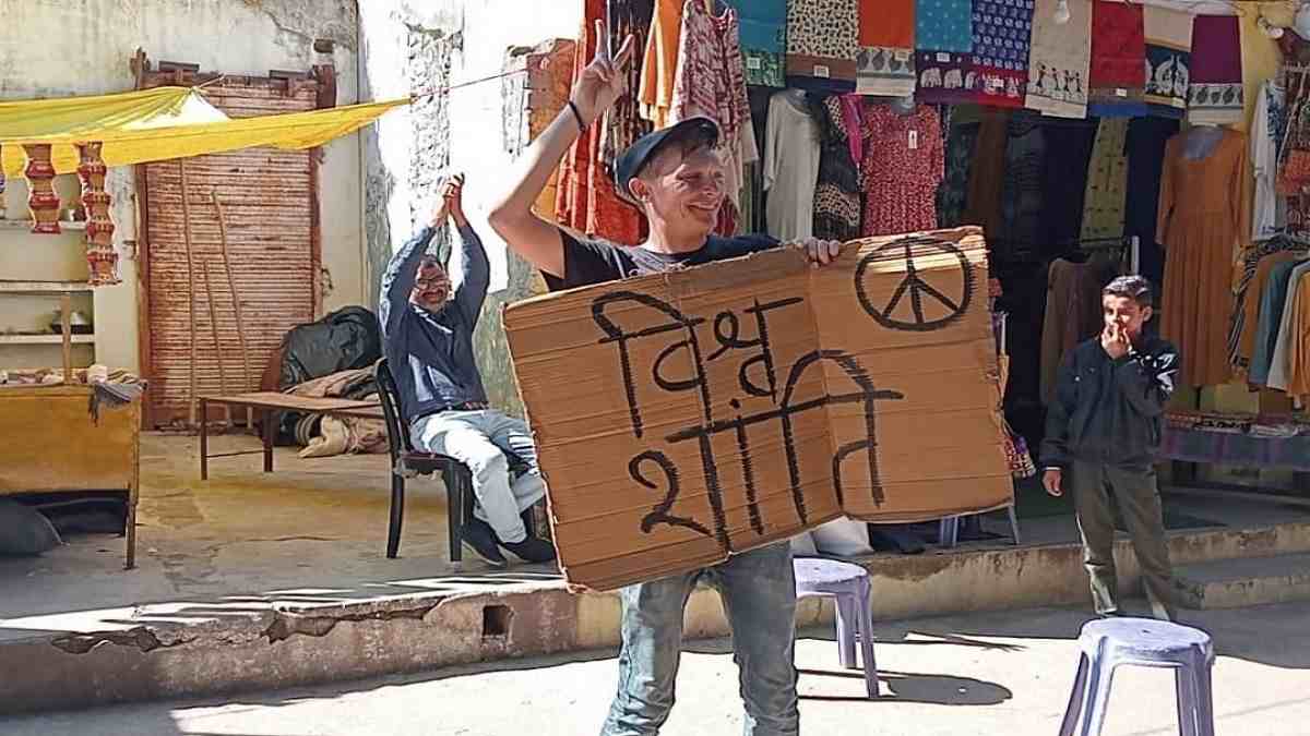 खजुराहो की सड़कों पर नाचता नजर आया अमेरिकन युवक खजुराहो की सड़कों पर नाचता नजर आया अमेरिकन युवक