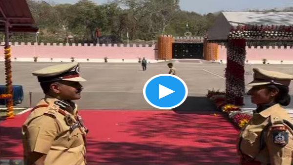 ऑफिसर बाप-बेटी ने दोनों ने एक दूसरे को सेल्‍यूट किया