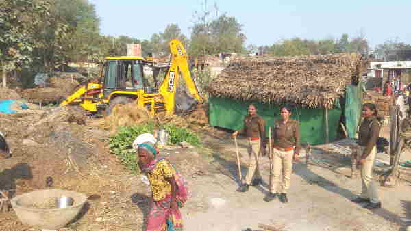 जेसीबी के द्वारा अतिक्रमण हटाने का कार्य शुरू