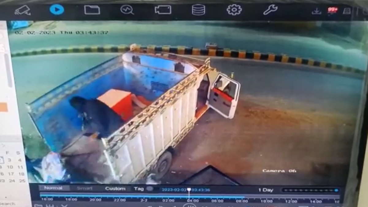 सिकंदरा चौराहे पर पिकअप को पकड़ लिया सिकंदरा चौराहे पर पिकअप को पकड़ लिया