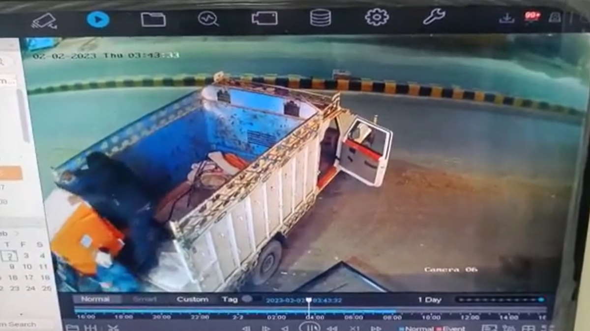 तीन मिनट तक वे एटीएम के पास खड़े रहे तीन मिनट तक वे एटीएम के पास खड़े रहे