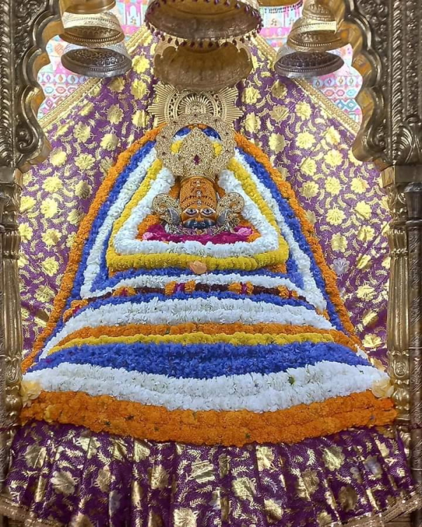 कांच की शीशियों में ईत्र पर पूर्णतया रोक