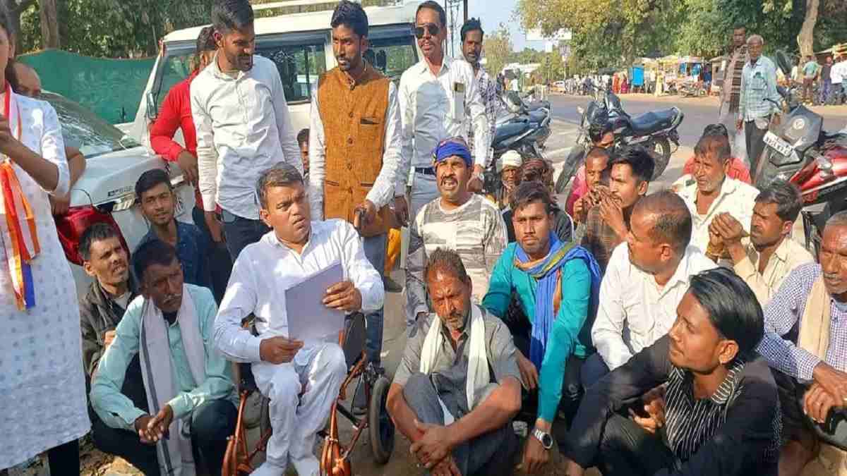 सपी ने जमीन पर बैठकर साउंड माइक के साथ सुनी फरियाद