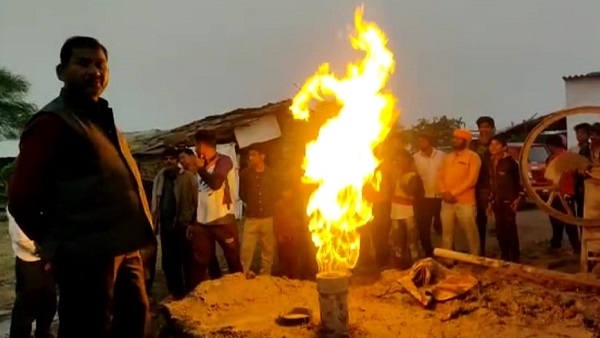 400 फीट गहराई पर भी पानी नहीं निकला, गैस निकलने लगी