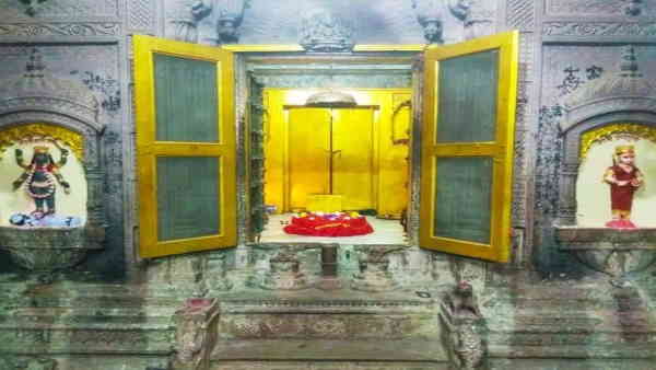 बिजली गिरी और बन गया मंदिर !