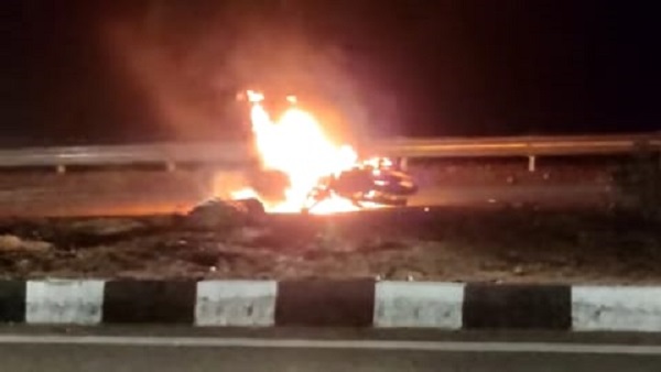 फोरलेन पर तड़पते रहे घायल, जलती रही बाइक, लोग वीडियो बना रहे