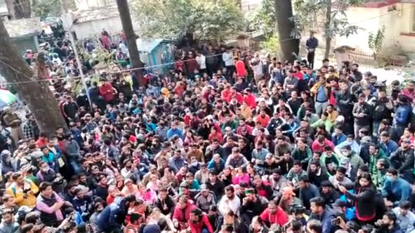 सीबीआई जांच की मांग पर अड़े