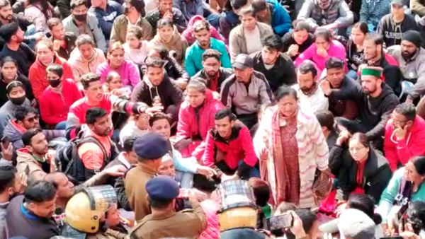  युवा आज भी सड़कों पर उतरे रहे