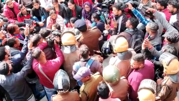 आंदोलनकारियों ने जमकर हंगामा काटा