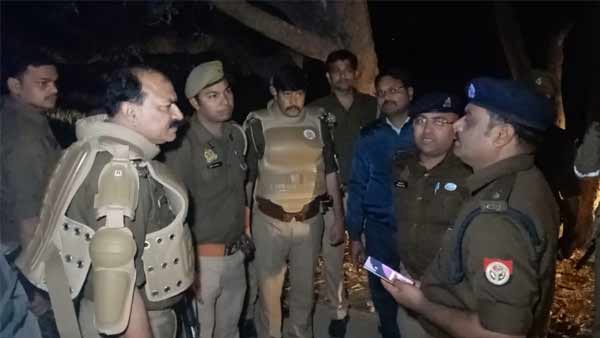 पुलिस ने भी की जवाबी फायरिंग