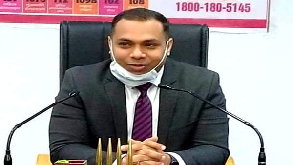 कर्मचारी के सिर हेलमेट देख, डीएम ने बैठाई जांच