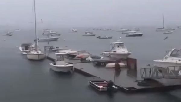 नाव पर गिरी कड़कड़ाती बिजली