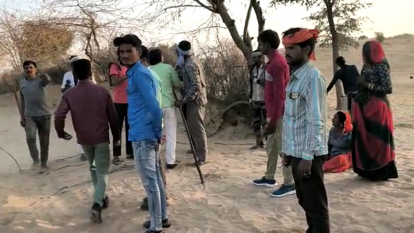  ऊंट ने गर्दन मुंह में दबोच ली