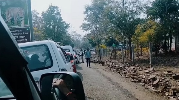 छोटी कार और मोटर साइकल को अनुमति नहीं देते